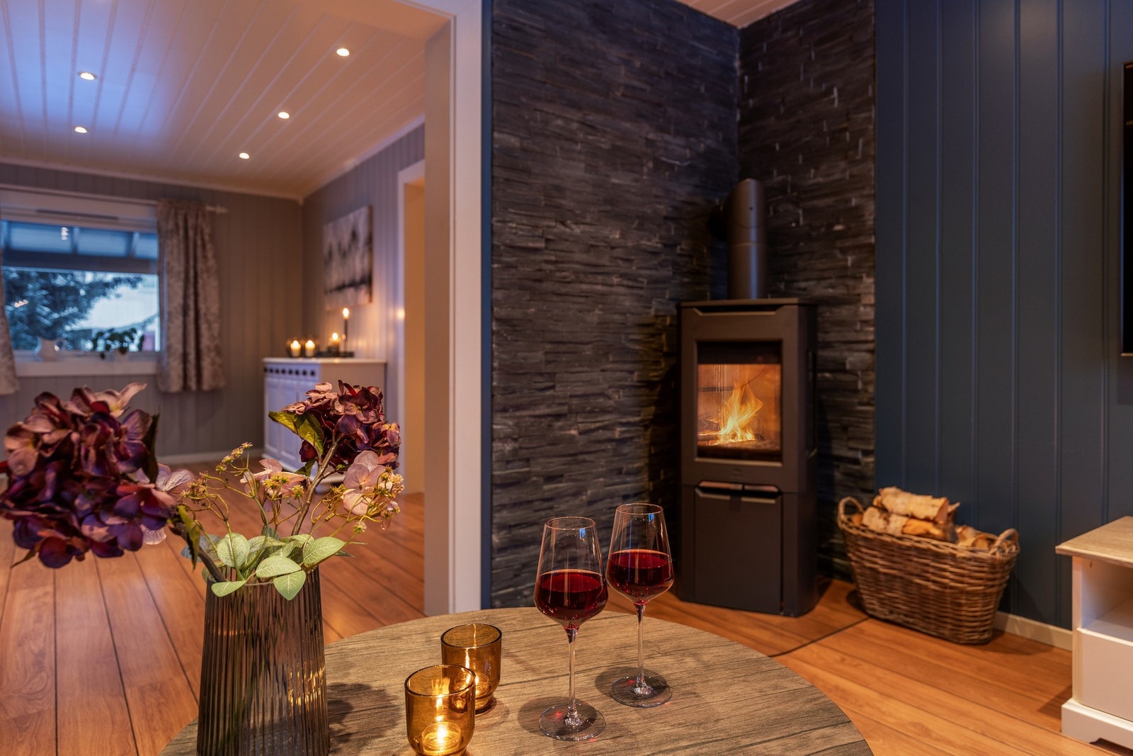 Boligen har en praktisk og romslig planløsning med flere oppholdsrom i 1. etasje, fire soverom i 2. etasje og gode lagringsmuligheter i kjeller. Galleribilde