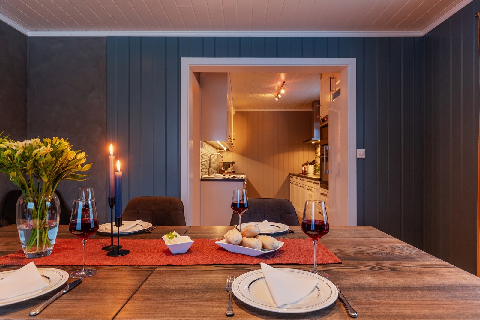 Fra stuen er det utgang til stor terrasse på ca. 58 m², hvor deler er overbygget, perfekt for sosiale sammenkomster. Galleribilde