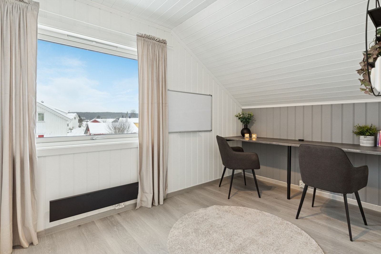 Soverommene er malt i lyse farger, som gjør det enkelt Galleribilde