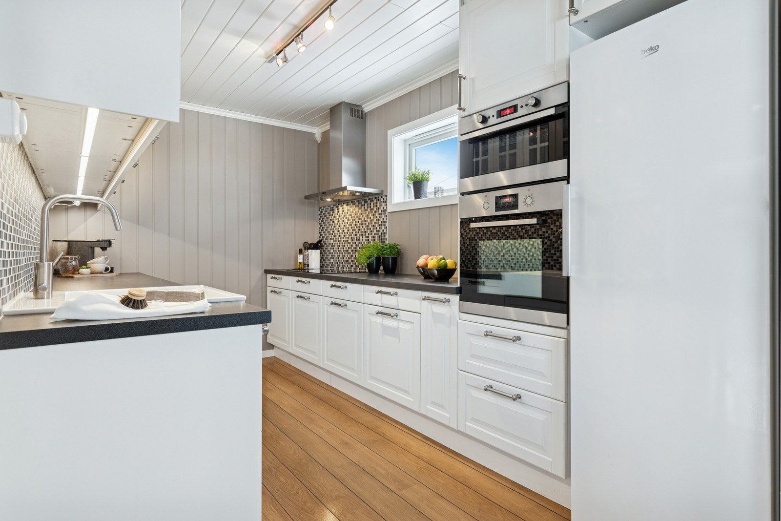 Her er det rikelig med skapplass og gode arbeidsflater for både store og små kokker! Galleribilde