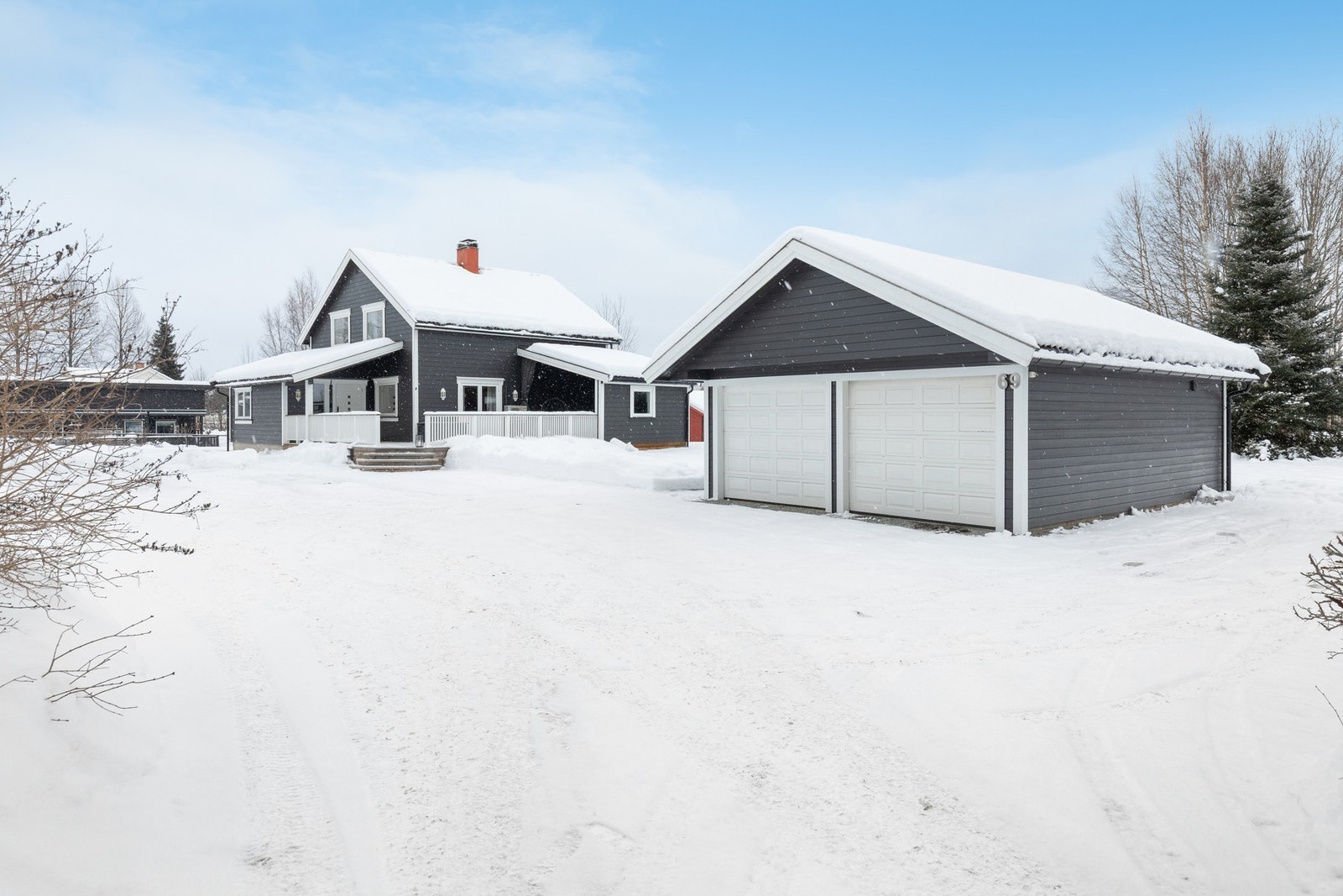 Boligen har en flat og romslig tomt meg parkering i dobbel garasje og egen gårdsplass. Galleribilde