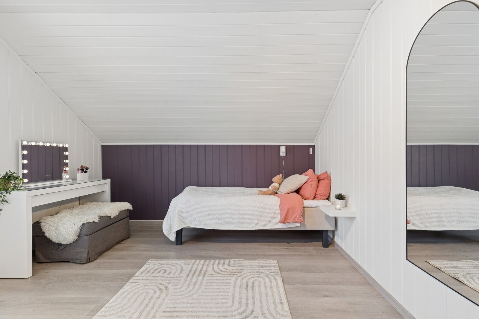 Soverommene er av god størrelse med plass til seng og annet møblement. Galleribilde