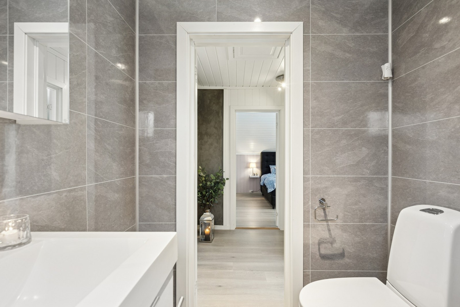 Badet er overflateoppusset og fremstår moderne og funksjonelt. Galleribilde