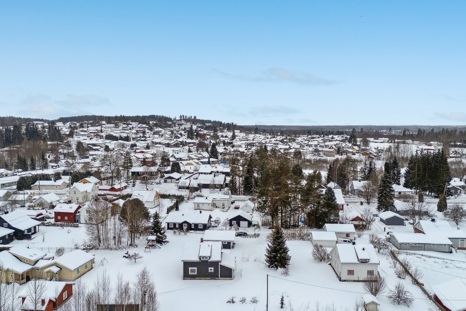 I nærområdet finner du lekeplasser, fotballbane, lysløype, skiløyper, alpinanlegg, idrettshall og treningssenter. Galleribilde