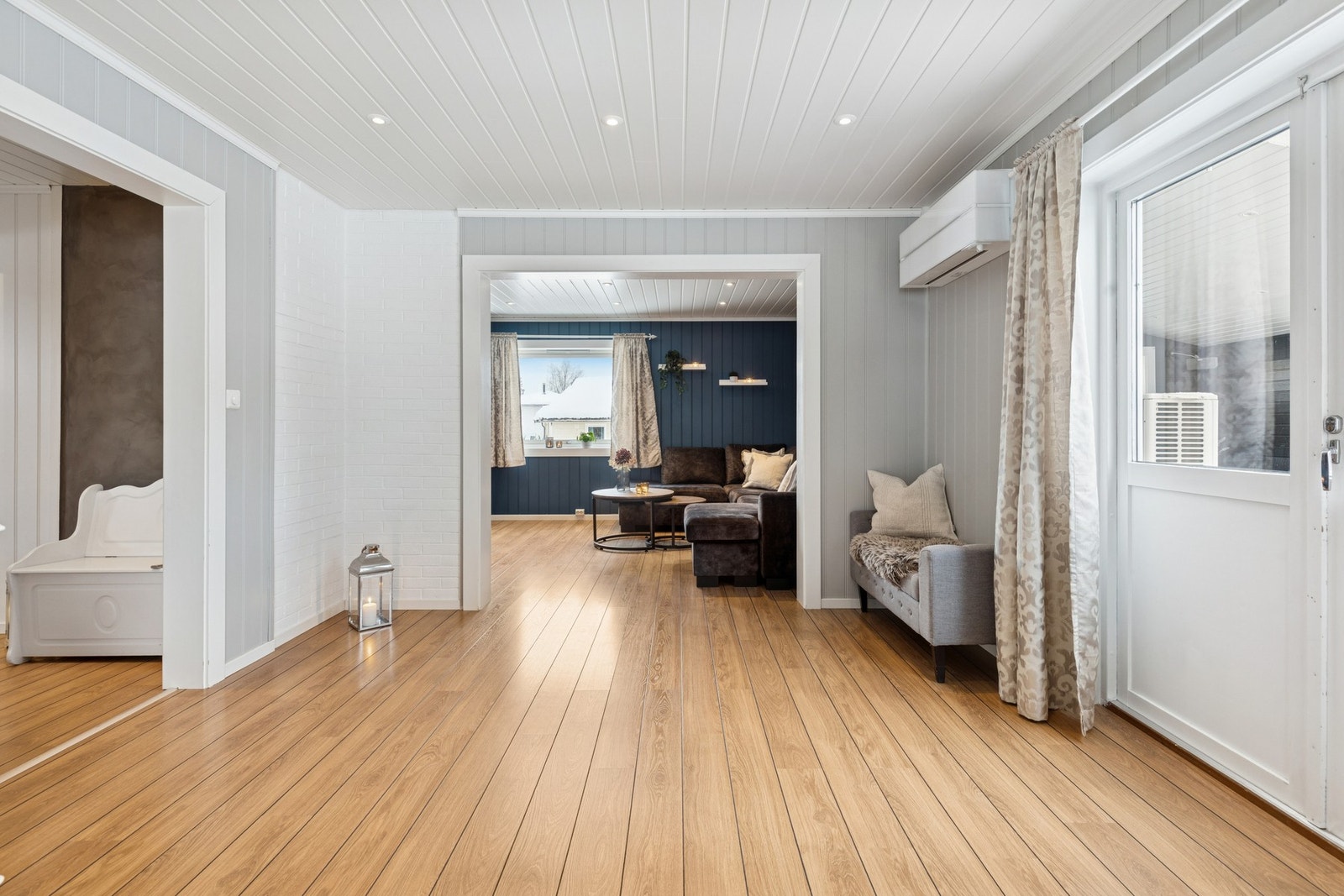 Fra stuen er det utgang til en stor terrasse på ca. 58 m², hvorav deler er overbygget - perfekt for sosiale sammenkomster og lange sommerkvelder. Galleribilde