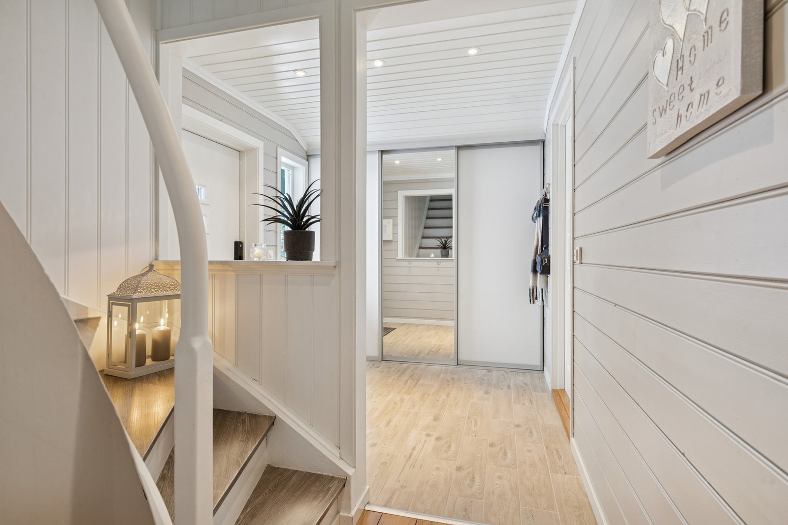 Inngangspartiet leder inn til en romslig og praktisk planløsning med gode oppholdsrom i 1. etasje, bestående av kjøkken, spisestue, flere stuer, tv-stue, gang, vaskerom og entré. Galleribilde