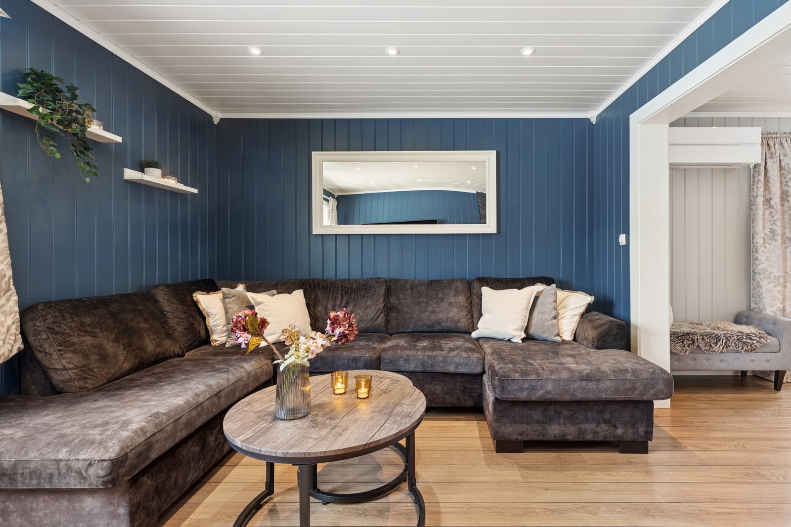 Stuen har store vindusflater gir rikelig med naturlig lys. Galleribilde