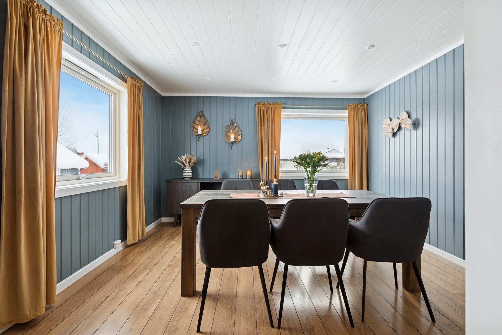 Boligen har en praktisk planløsning som gir egen spisestue tilknyttet kjøkkenet. Galleribilde