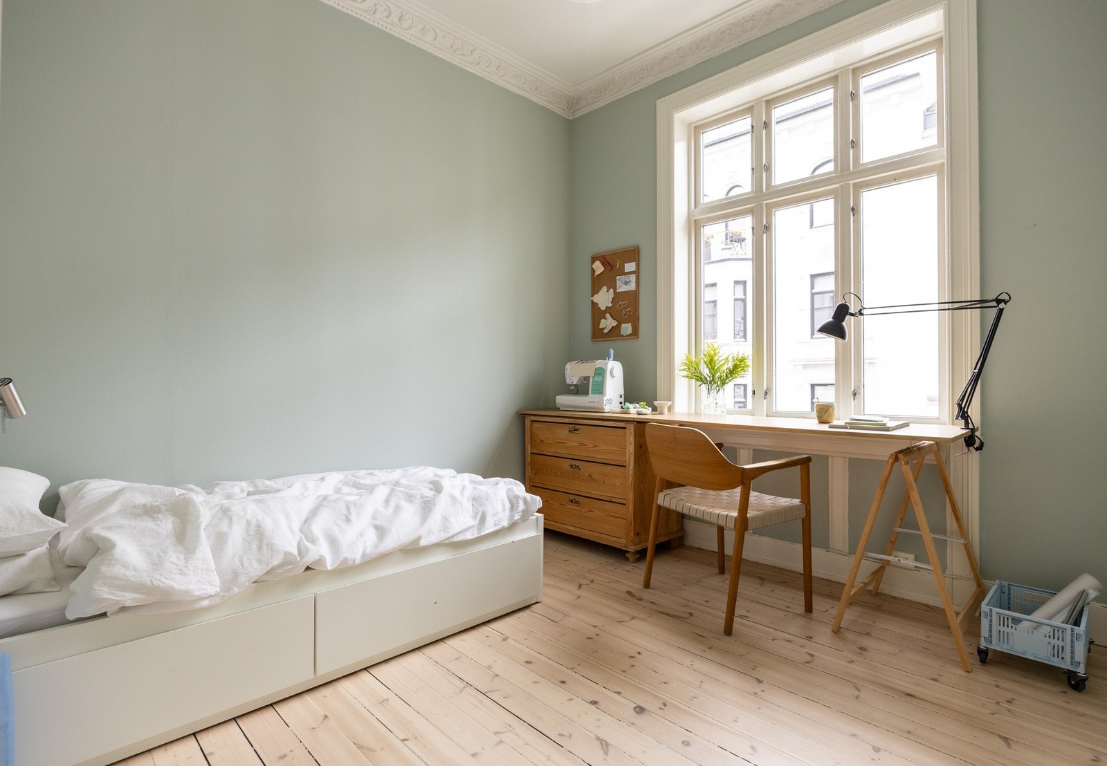 Leilighetens andre soverom med god plass til ønskelige møblementer. Galleribilde