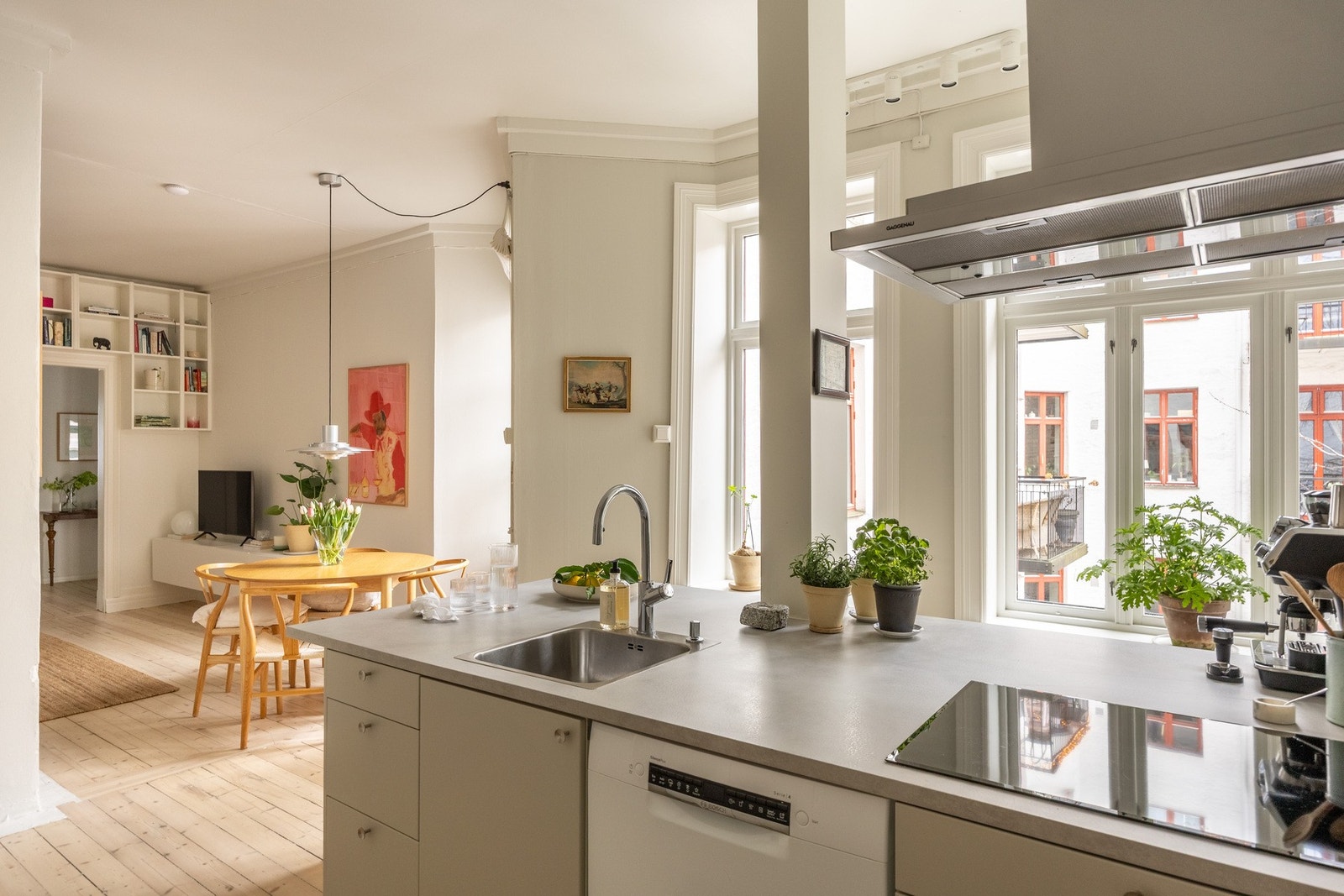 Sosialt og luftig kjøkken med gjennomtenkte og praktiske løsninger, samt rikelig med skap- og benkeplass. Galleribilde