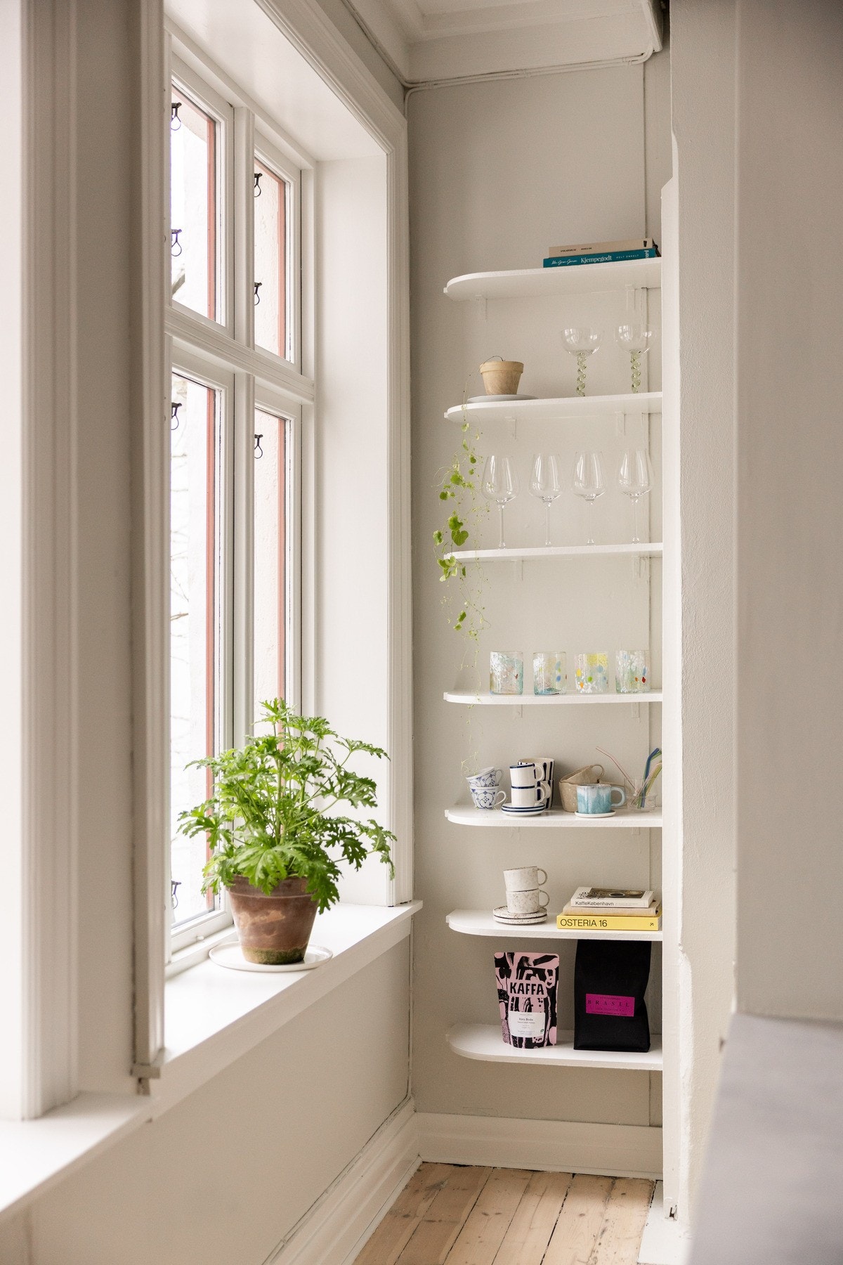 Fra kjøkkenet har man flott utsyn mot et nydelig kirsebærtre som blomster. Galleribilde