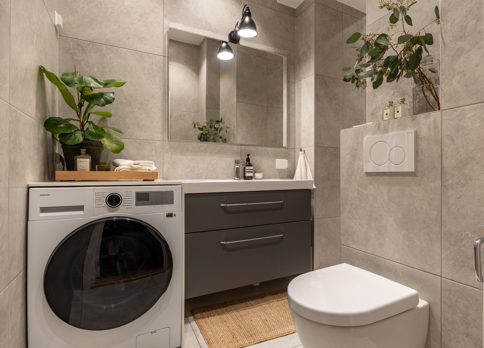 Stilrent baderom oppgradert i 2020 med flislagt gulv med varme. Et bad med "spa-følelse". Galleribilde