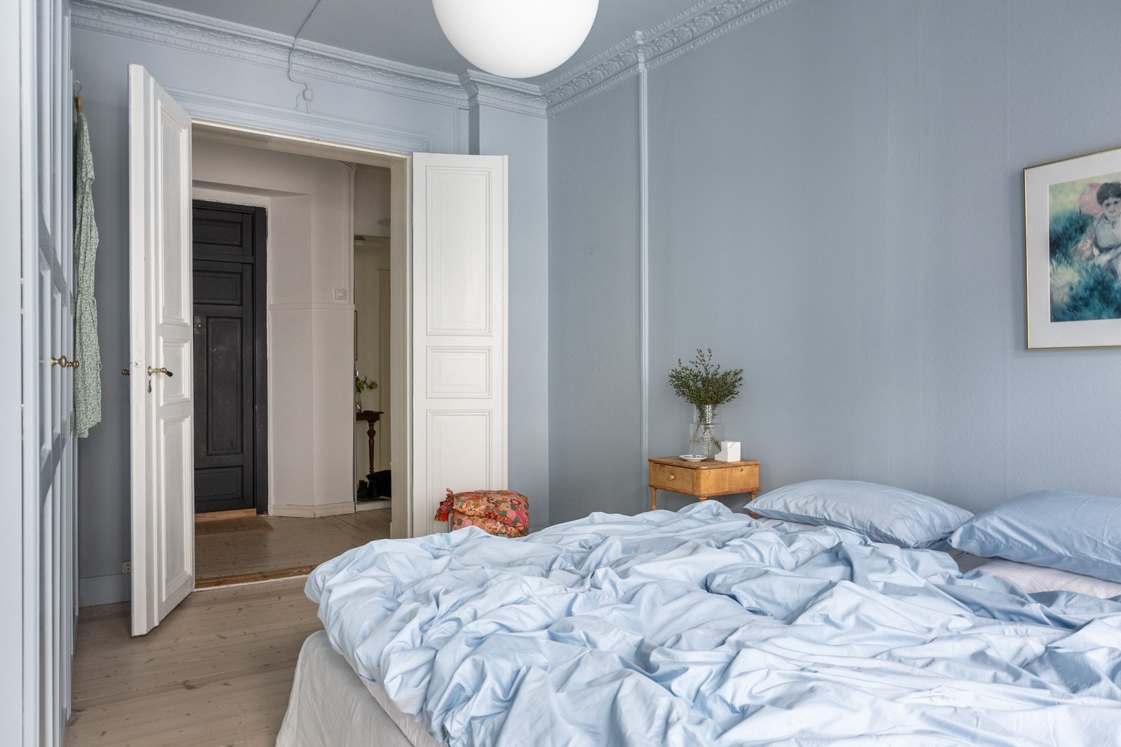 Tilkomst til hovedsoverom via store klassiske fløydører som skaper et unikt særpreg. Galleribilde