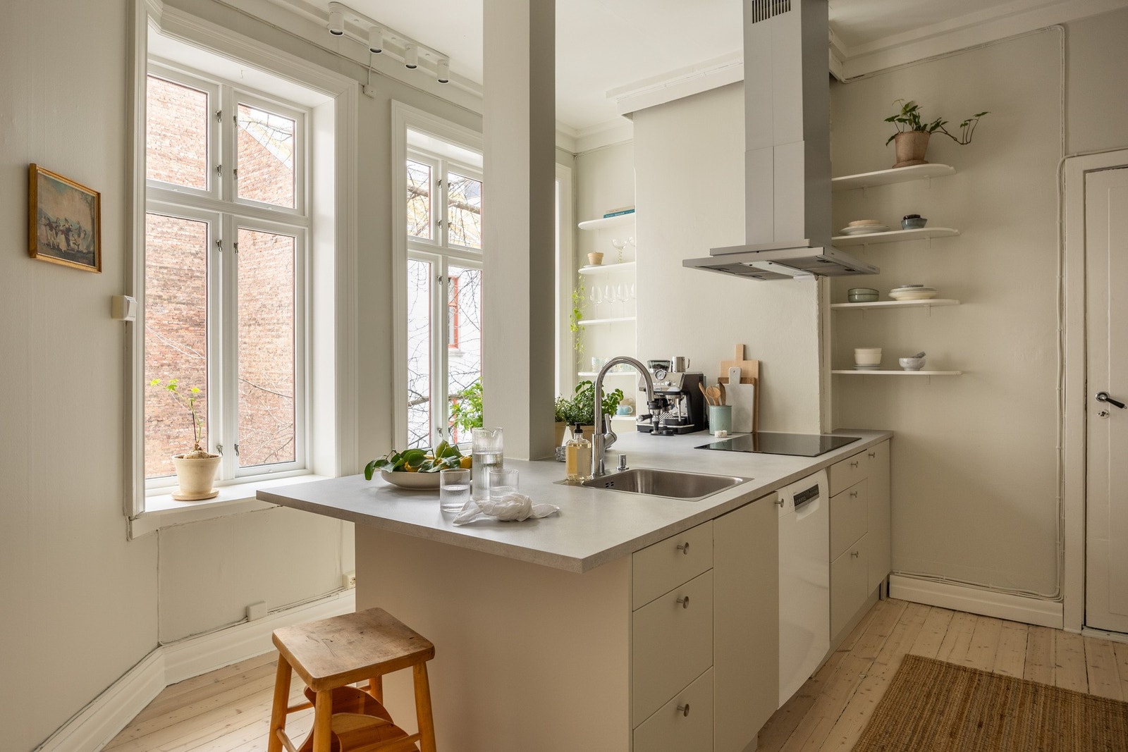 Byttet benkeplate samt oppvaskmaskin og stekeovn i 2021 samt malt frontene i 2025. Galleribilde