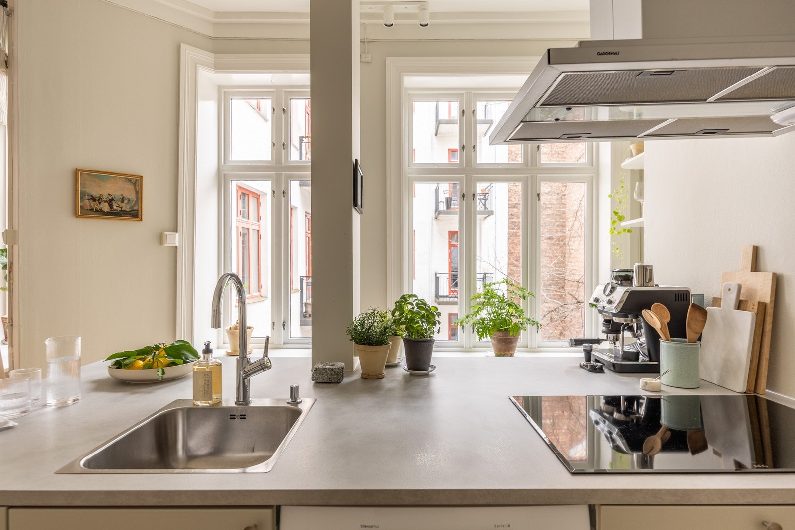 Stor kjøkkenøy fungerer som et naturlig samlingspunkt i leiligheten. Galleribilde