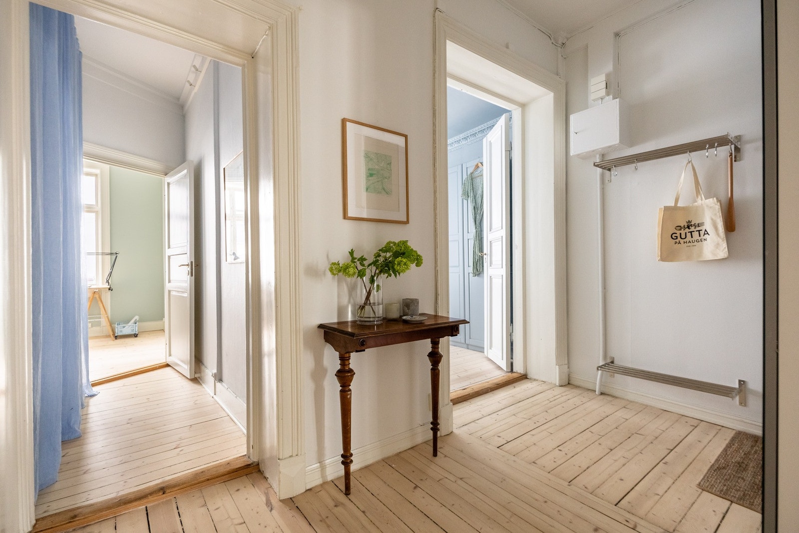 Lys og stor entré med plass til oppheng av yttertøy og oppbevaring av sko. Galleribilde