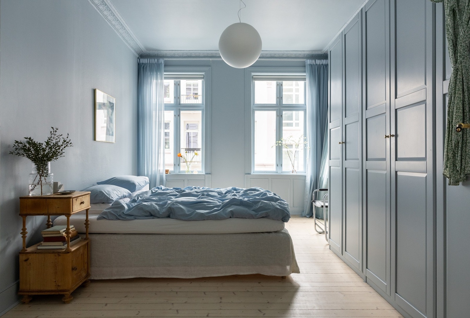 Leiligheten har totalt to romslige soverom malt i moderne fargetoner. Galleribilde