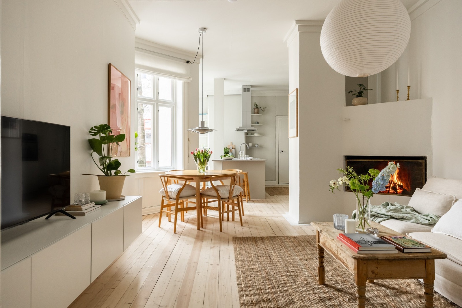 Strøken 3-roms bygårdsleilighet beliggende i 3. etasje med peis, unik planløsning og høy standard. Galleribilde