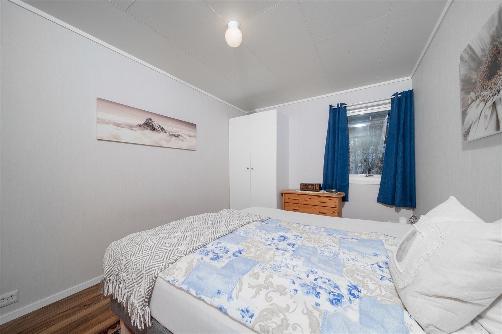 Romslig hoved soverom med god plass til oppbevarings møblement Galleribilde