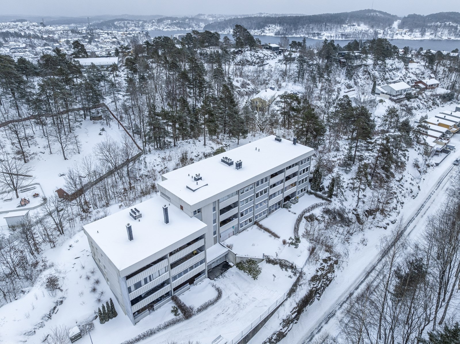 Det er kun 6 minutters gange til nærmeste dagligvarebutikk, busstopp med hyppige avganger til sentrum ligger 2 minutters gange unna Galleribilde