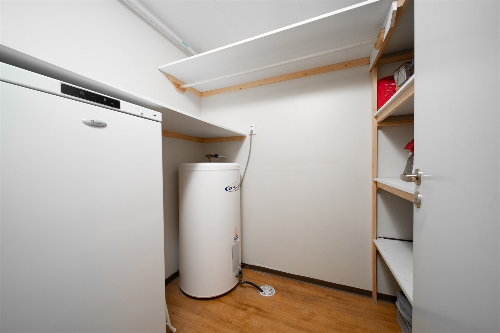 Innvendig teknisk bod med god plass til lagring Galleribilde