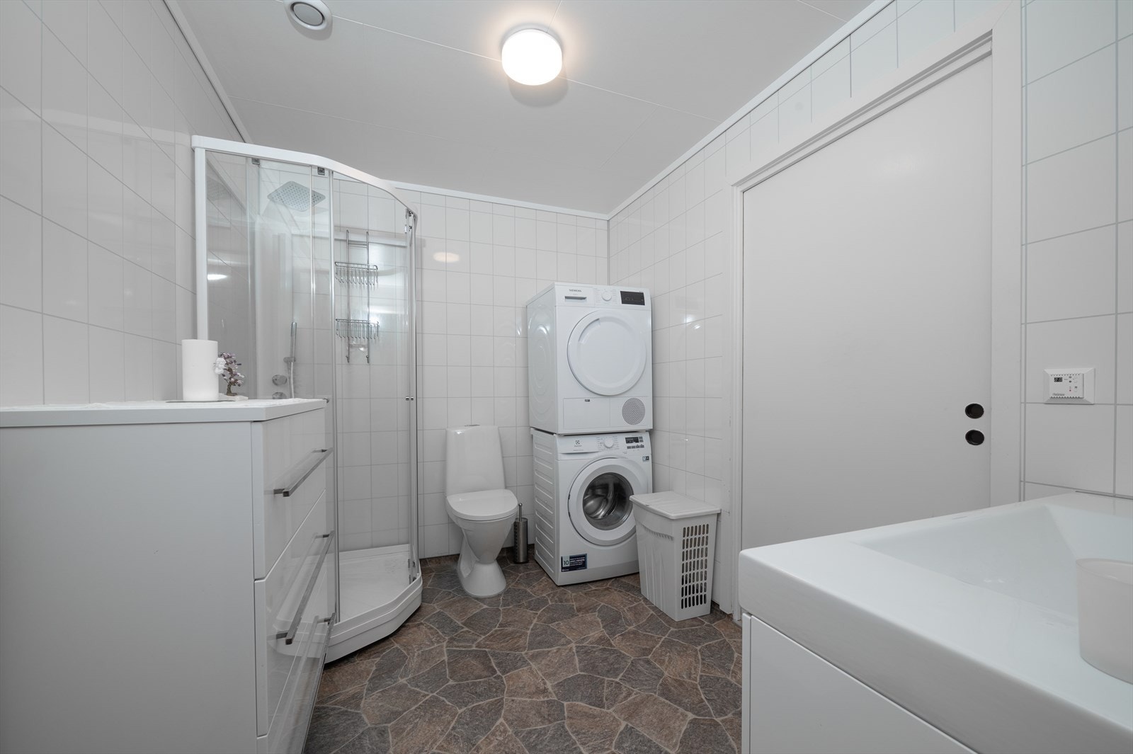 Romslig bad/ vaskerom Galleribilde