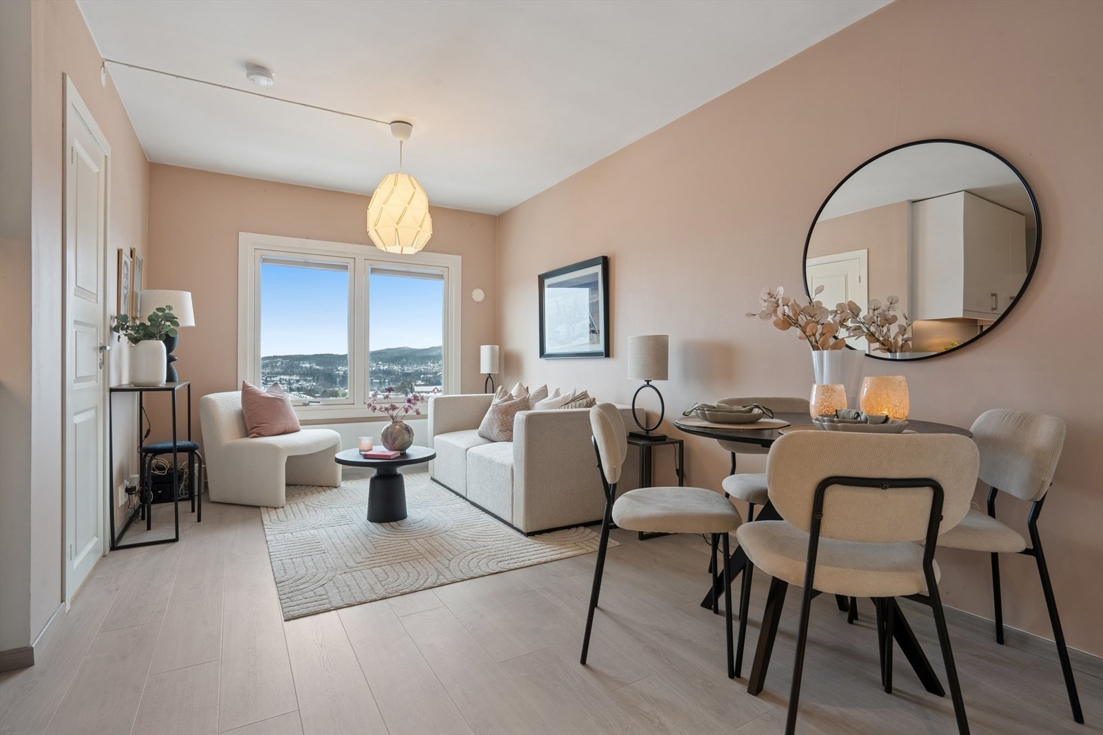 Boligens åpen stue-/kjøkkenløsning skaper et lunt og hyggelig samlingspunkt hvor du og besøkende kan nyte både avslappende og sosiale stunder. Galleribilde