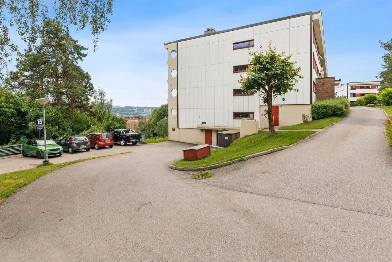 Enkel adkomst til garasjen (bildet er fra før fasaden ble malt) Galleribilde