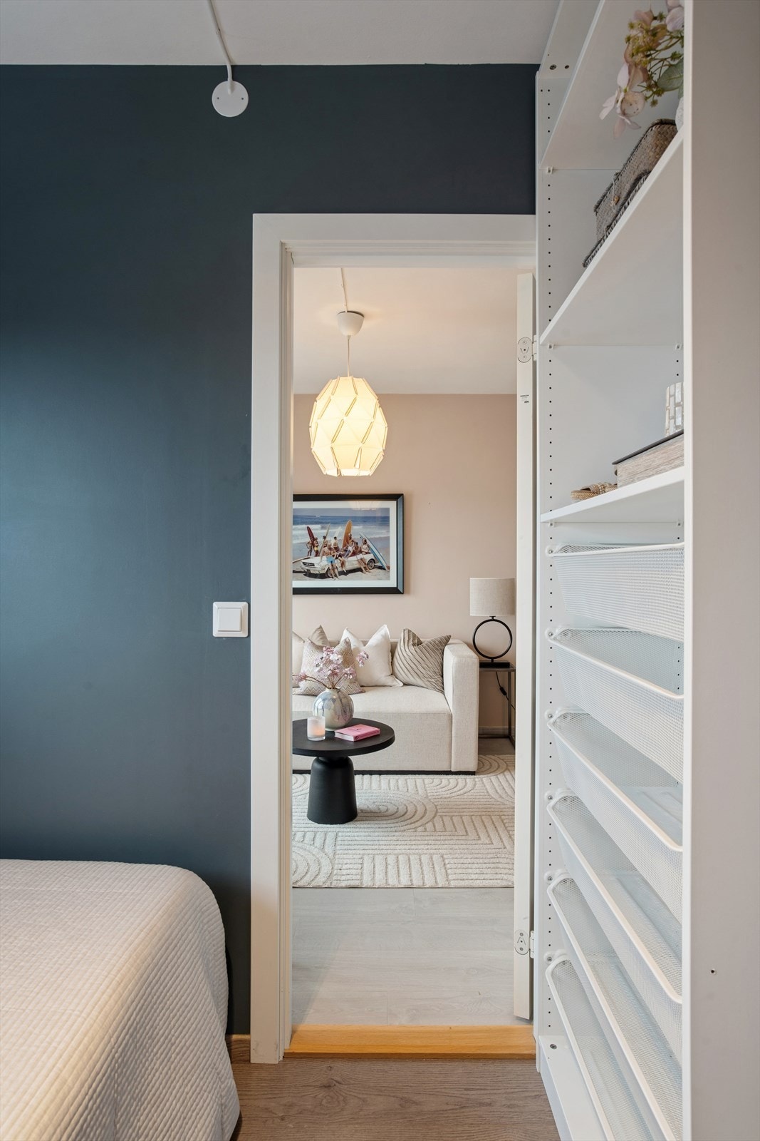 Soverom mot stue. Galleribilde