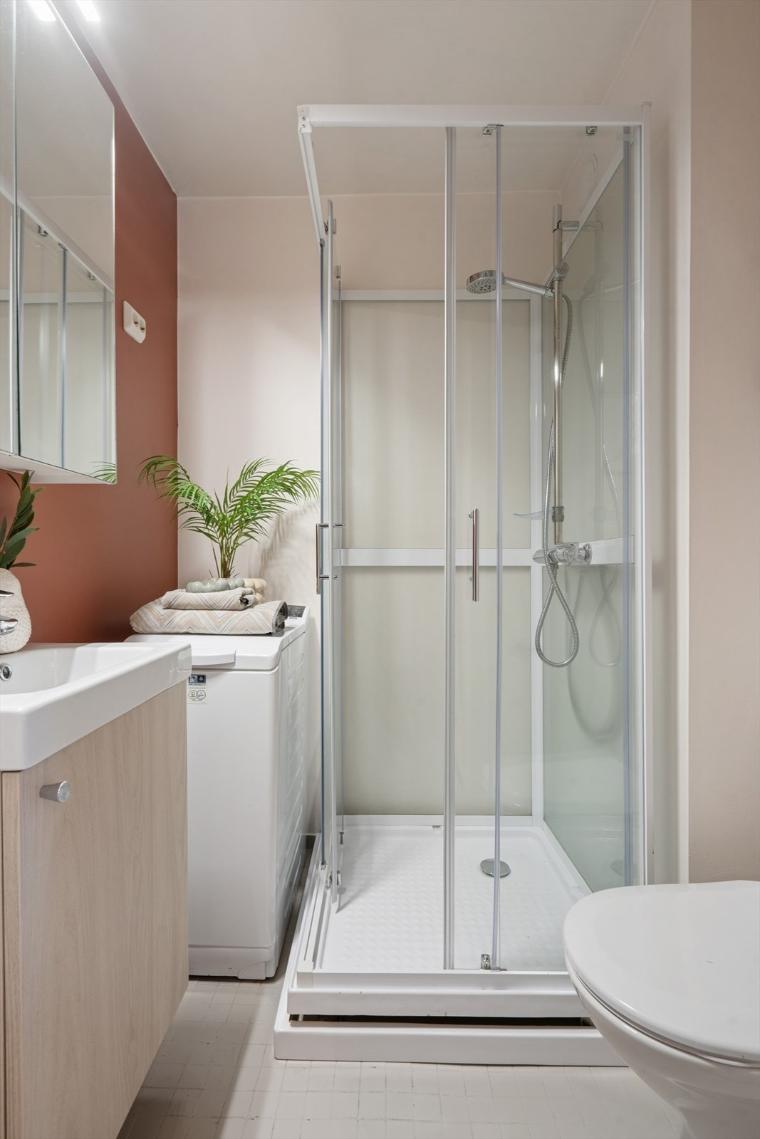 Rommet er utstyrt med et servantskap antatt fra 2023, speilskap med stikkontakt, et gulvstående toalett og et dusjkabinett. Det er også opplegg for vaskemaskin. Galleribilde