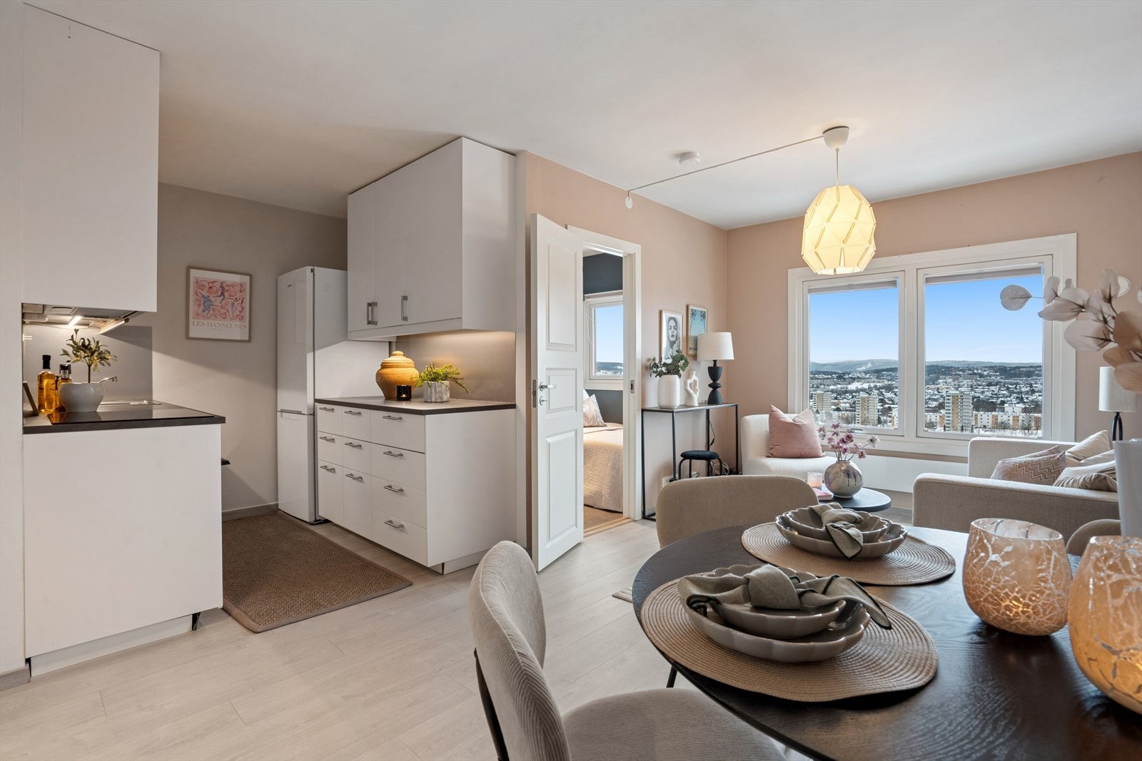 Stue mot kjøkken og soverom. Galleribilde