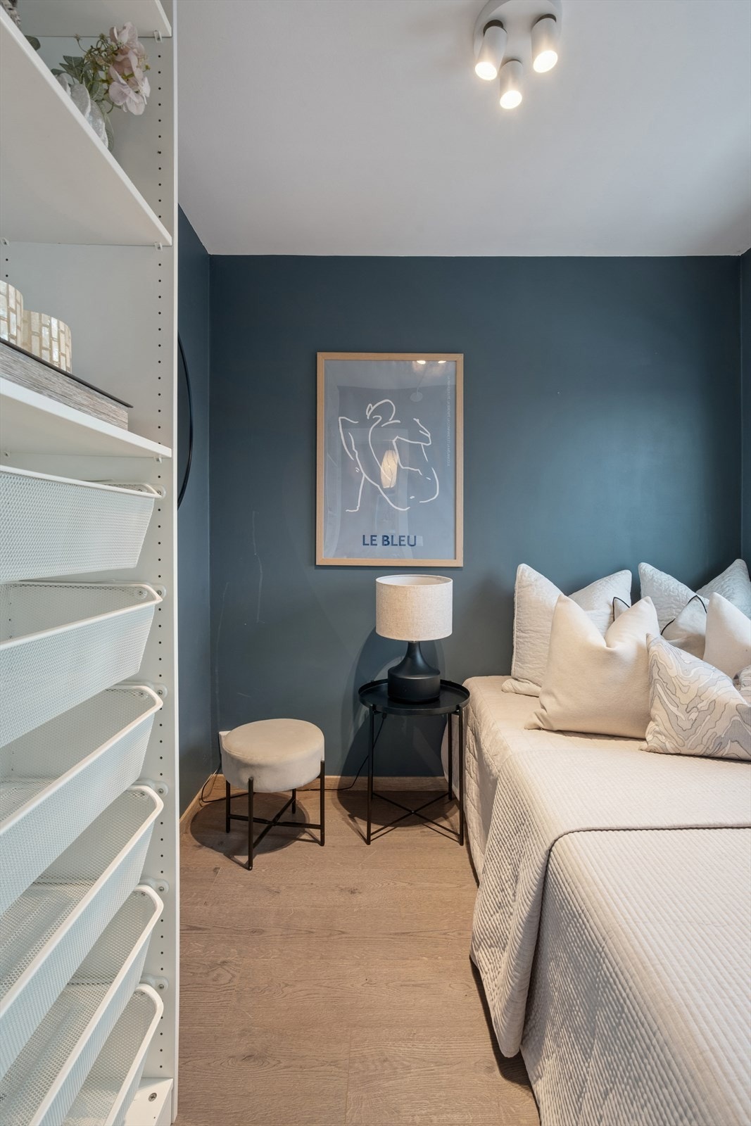 Det delikate soverommet byr på en behagelig og rolig atmosfære, perfekt for avslapping etter en lang dag. Galleribilde