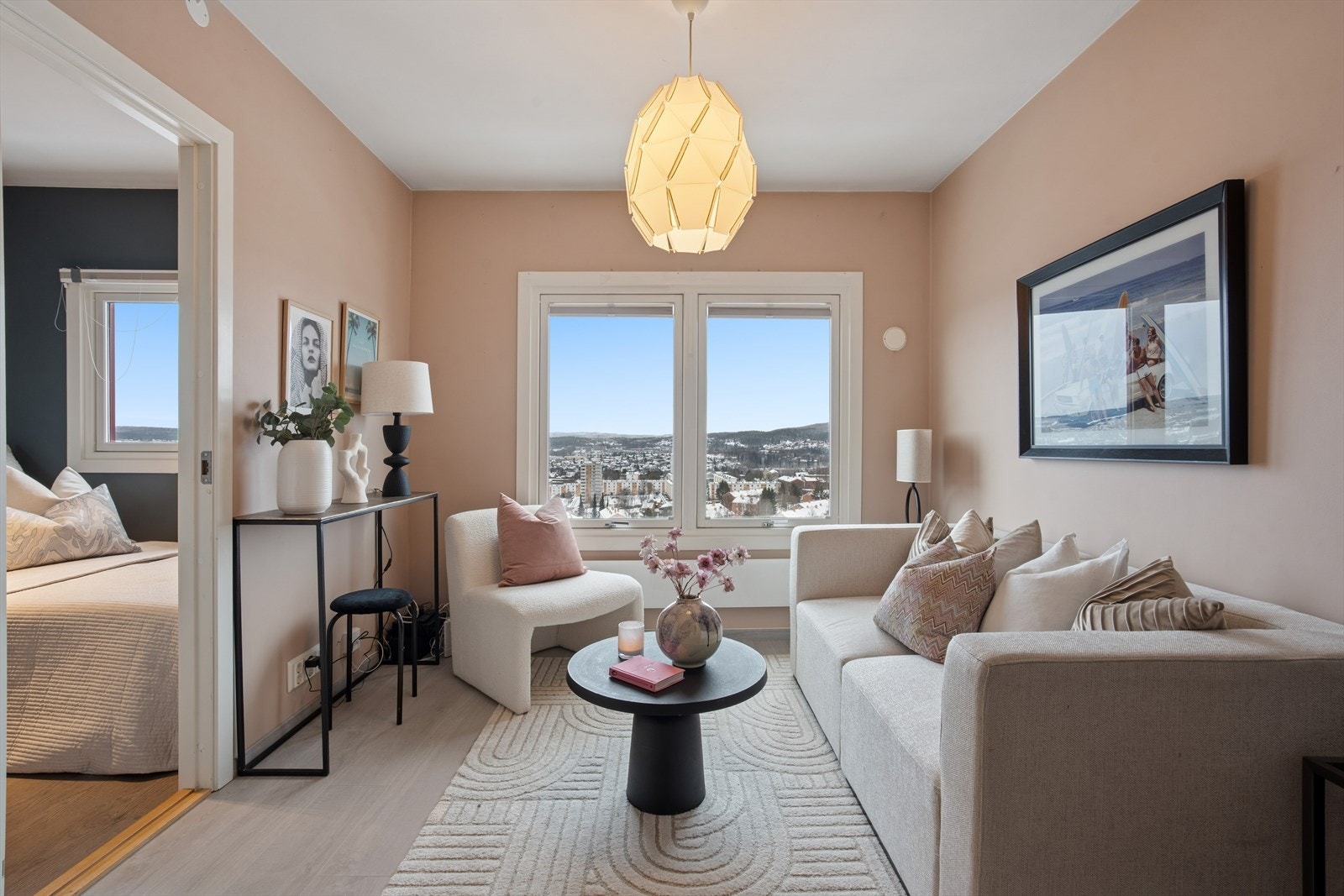 Det er etablert et soverom i del av stua. Galleribilde