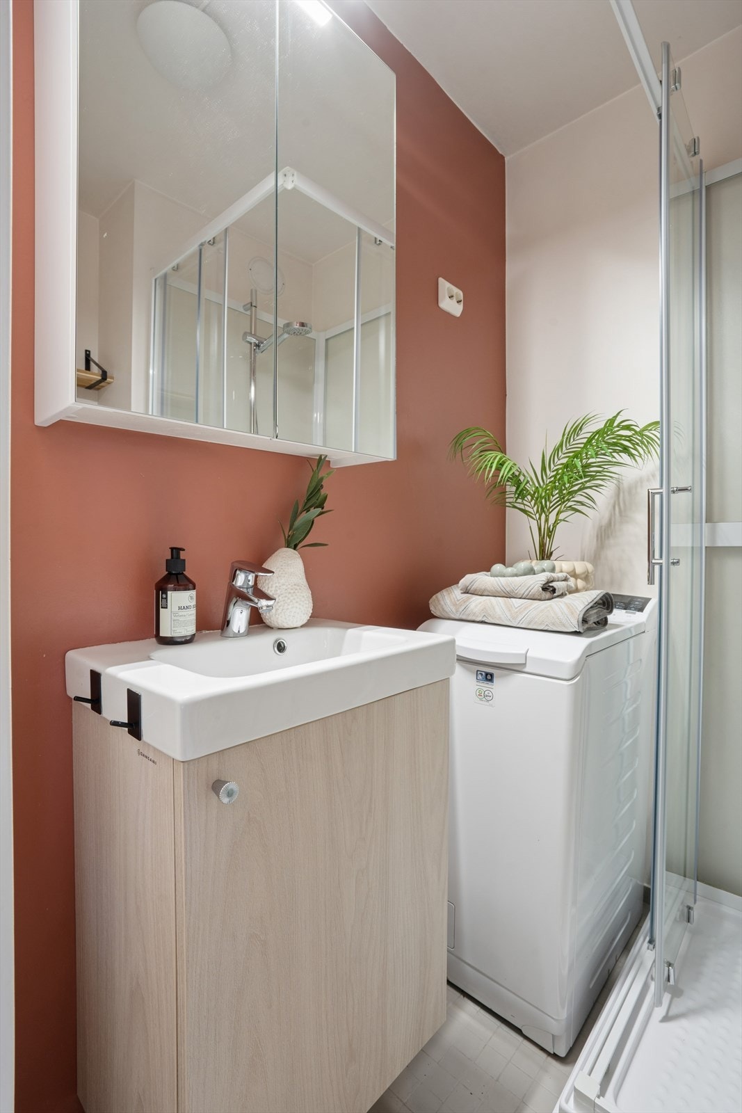 Badet er fra byggeåret og har flislagt gulv med varmekabler. Veggene har malte plater, og himlingen er i malt betong. Galleribilde