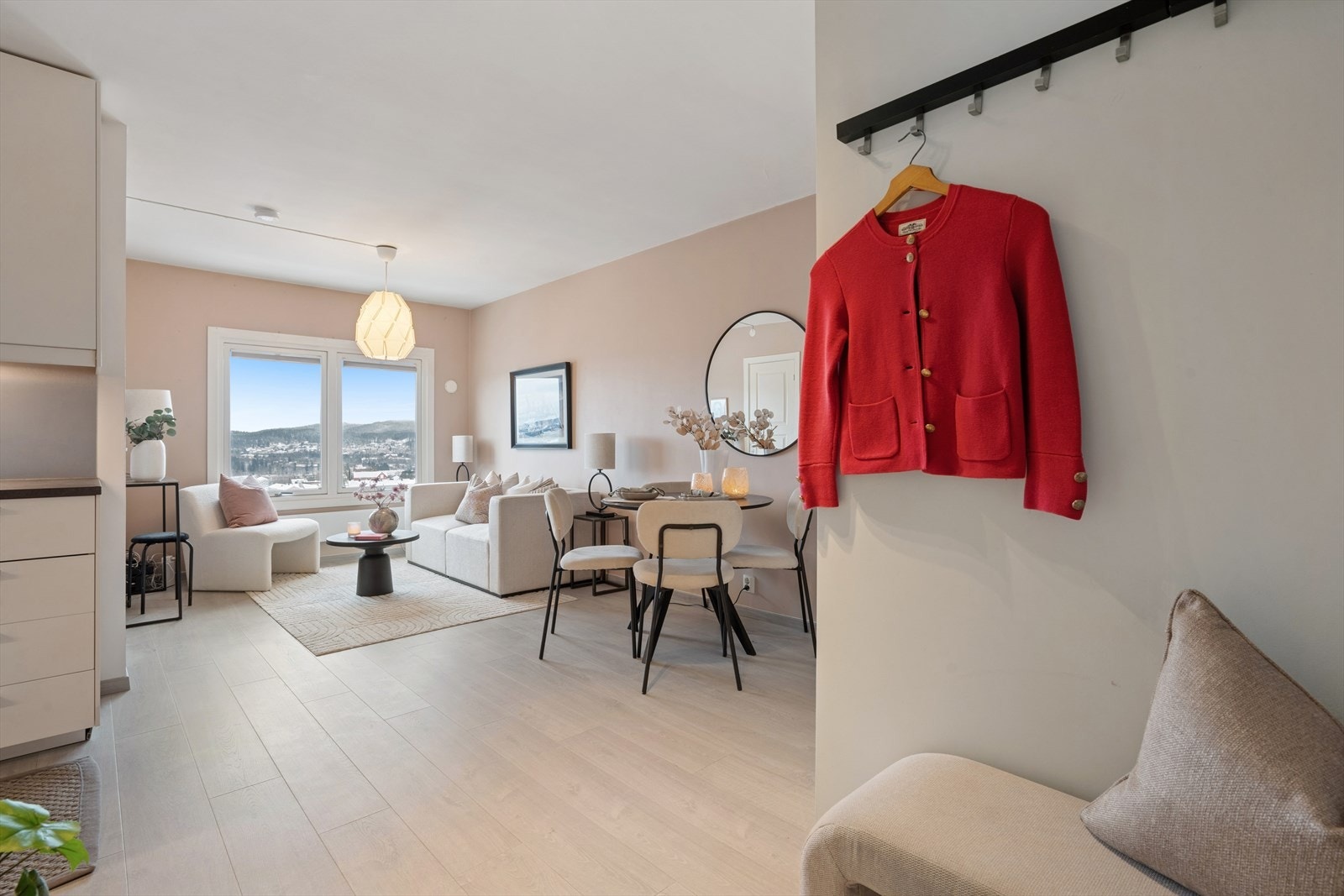 Innbydende entré med plass til oppbevaring av yttertøy og sko. Rommet gir et ryddig førsteinntrykk og har praktisk adkomst til boligens øvrige rom. Galleribilde