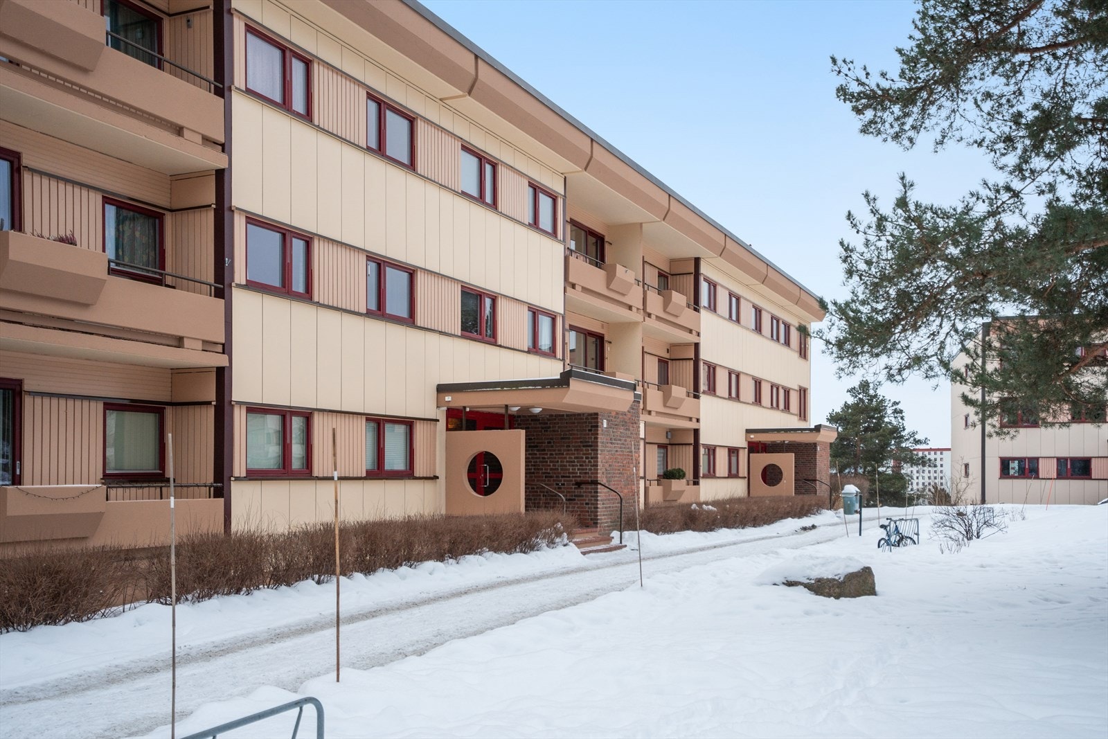 Med boligen følger tilhørende bod på 2 m2 i kjeller og garasjeplass. Galleribilde