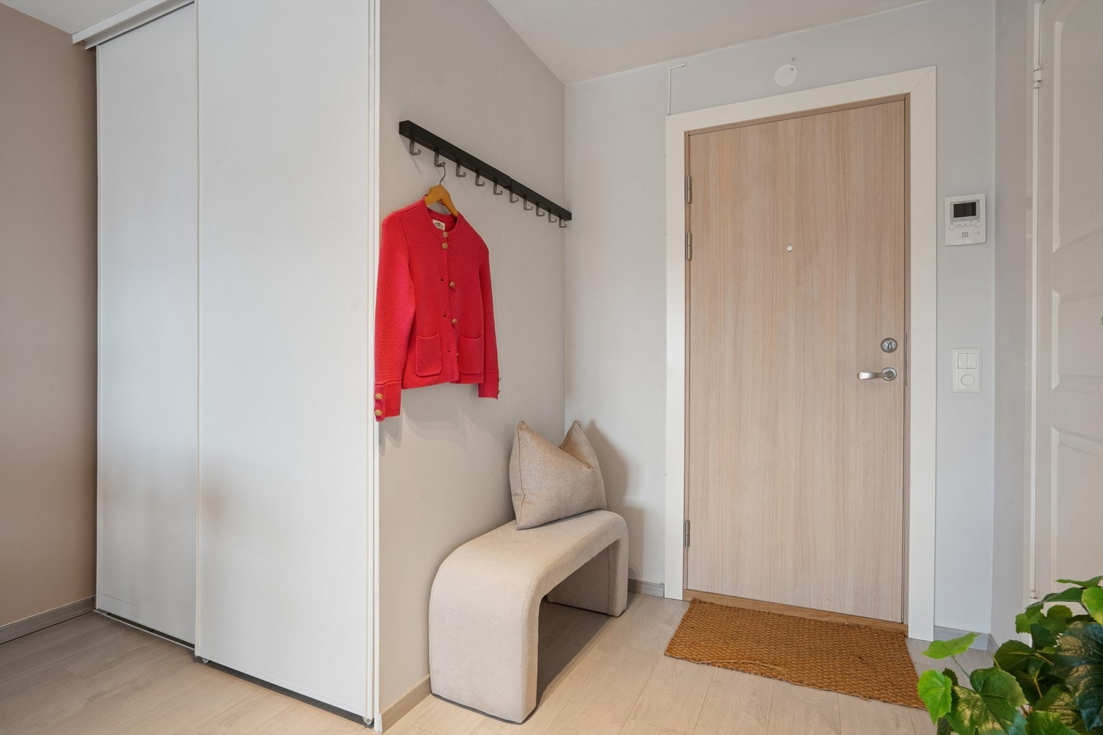 Leiligheten ligger i byggets 3. etasje i lavblokk fra 1975 med adkomst fra felles trappeareal. Galleribilde