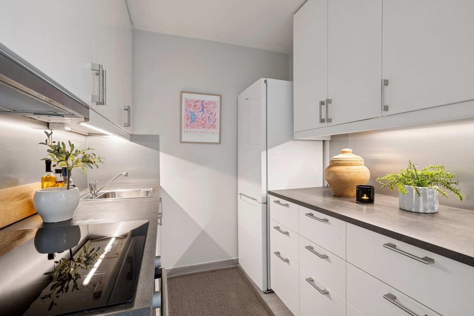 Av hvitevarer finnes det integrert, smal oppvaskmaskin, stekeovn og induksjonsplatetopp, i tillegg til et frittstående kjøl/frys. Vedr. hvitevarer se pkt. "løsøre og tilbehør" i salgsoppgaven. Galleribilde