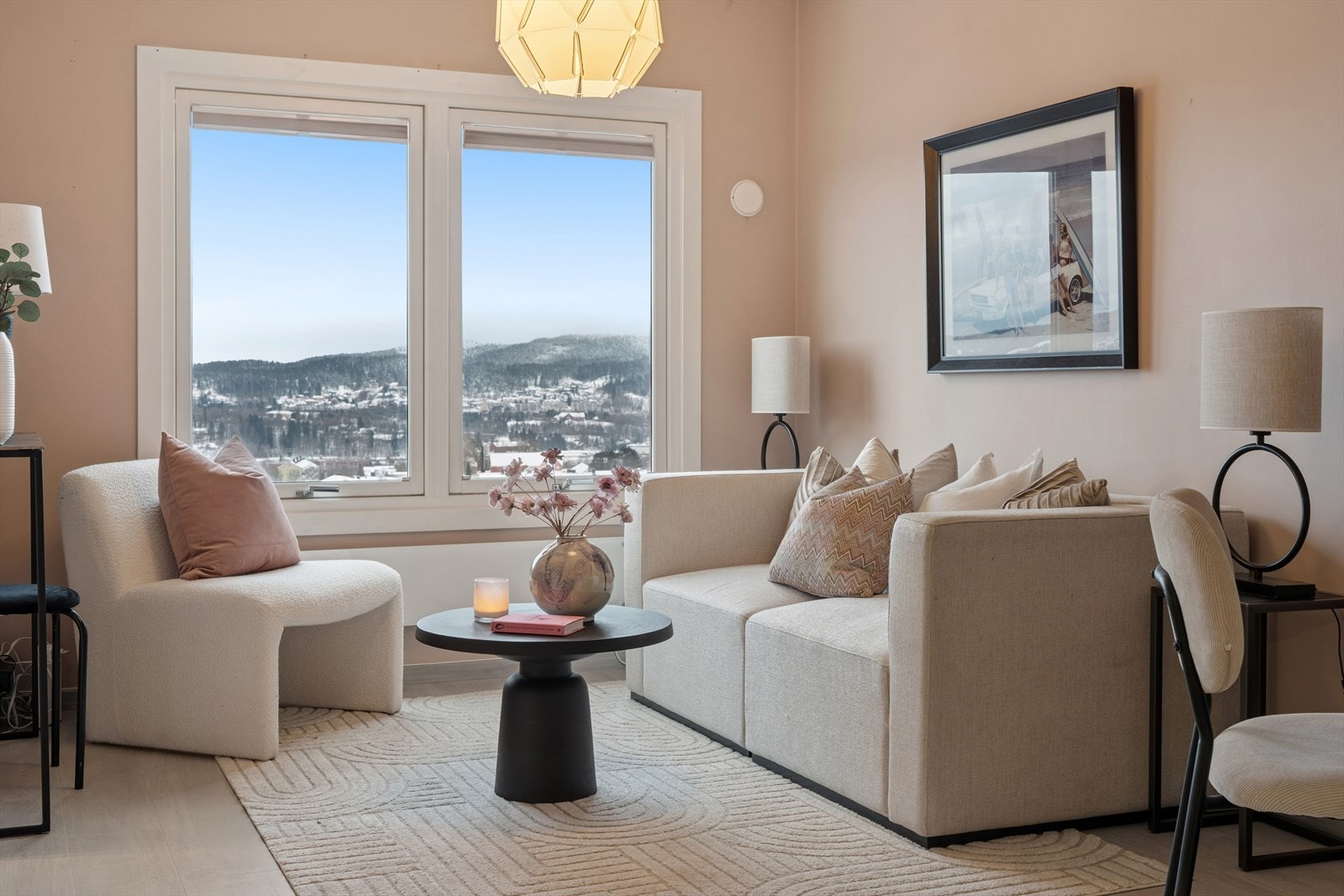 Overflater er i følge tidligere salgsoppgave oppgradert i 2018. Galleribilde