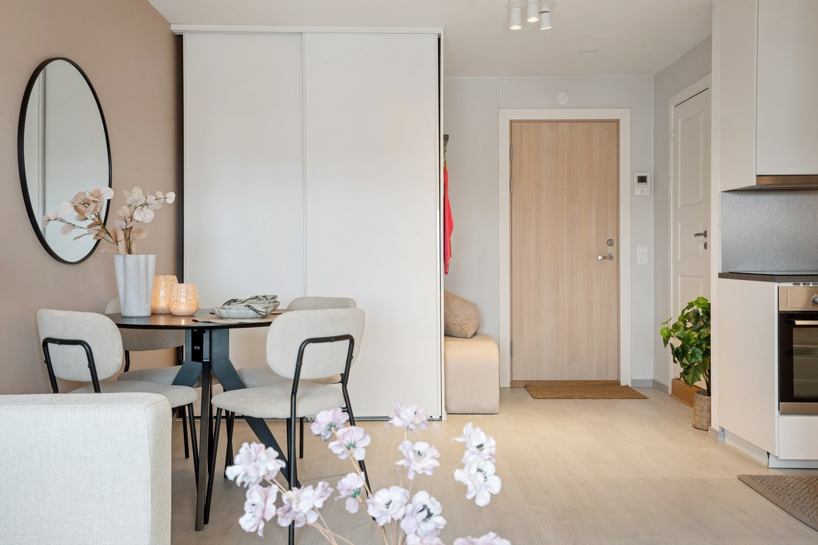 Rommet kan enkelt møbleres etter eget ønske med sofa, spisegruppe og tilhørende møblement. Galleribilde