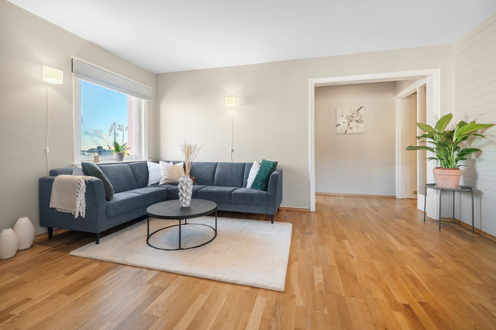 Den praktiske planløsningen gir ypperlige møbleringsmuligheter for både sofagruppe og TV-bord. Galleribilde