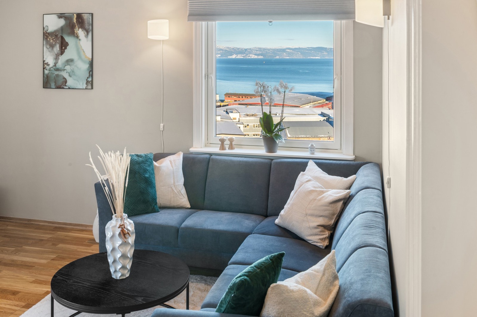 Nydelig utsikt fra stuevinduet. Galleribilde