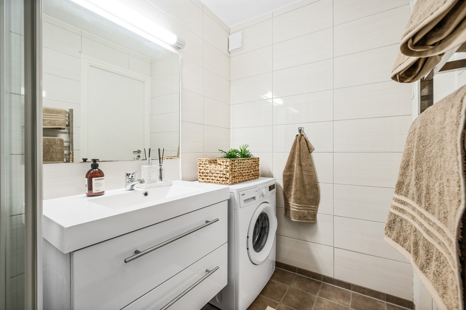 Pent flislagt bad fra 2009 med nye veggfliser fra 2016. Galleribilde