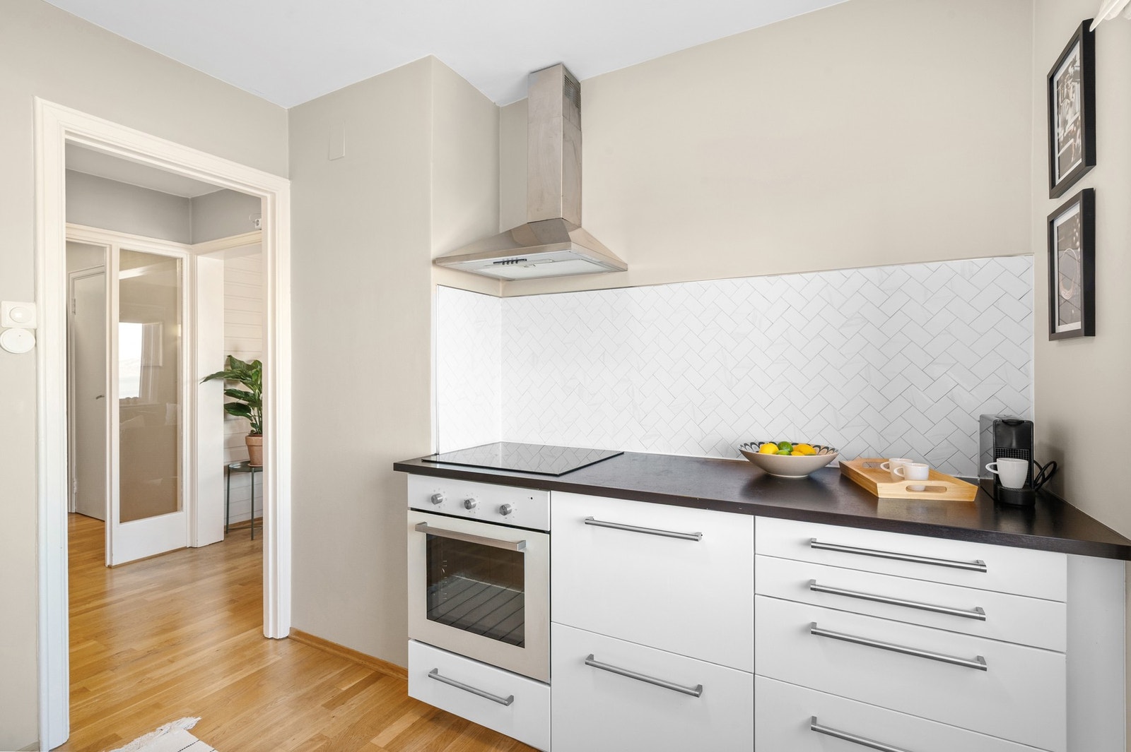 Her er det integrerte hvitevarer som kjøle/fryseskap, oppvaskmaskin og stekeovn. Galleribilde