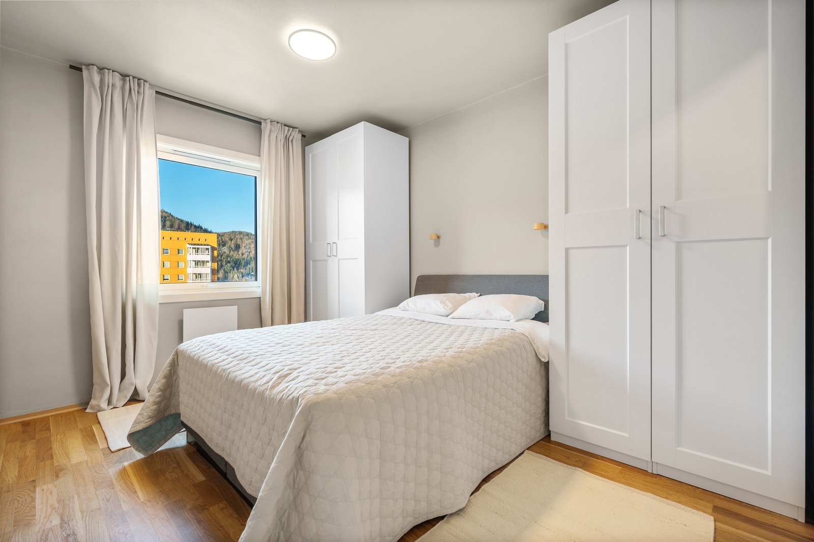 Romslig soverom på ca. 11 kvadratmeter. Galleribilde