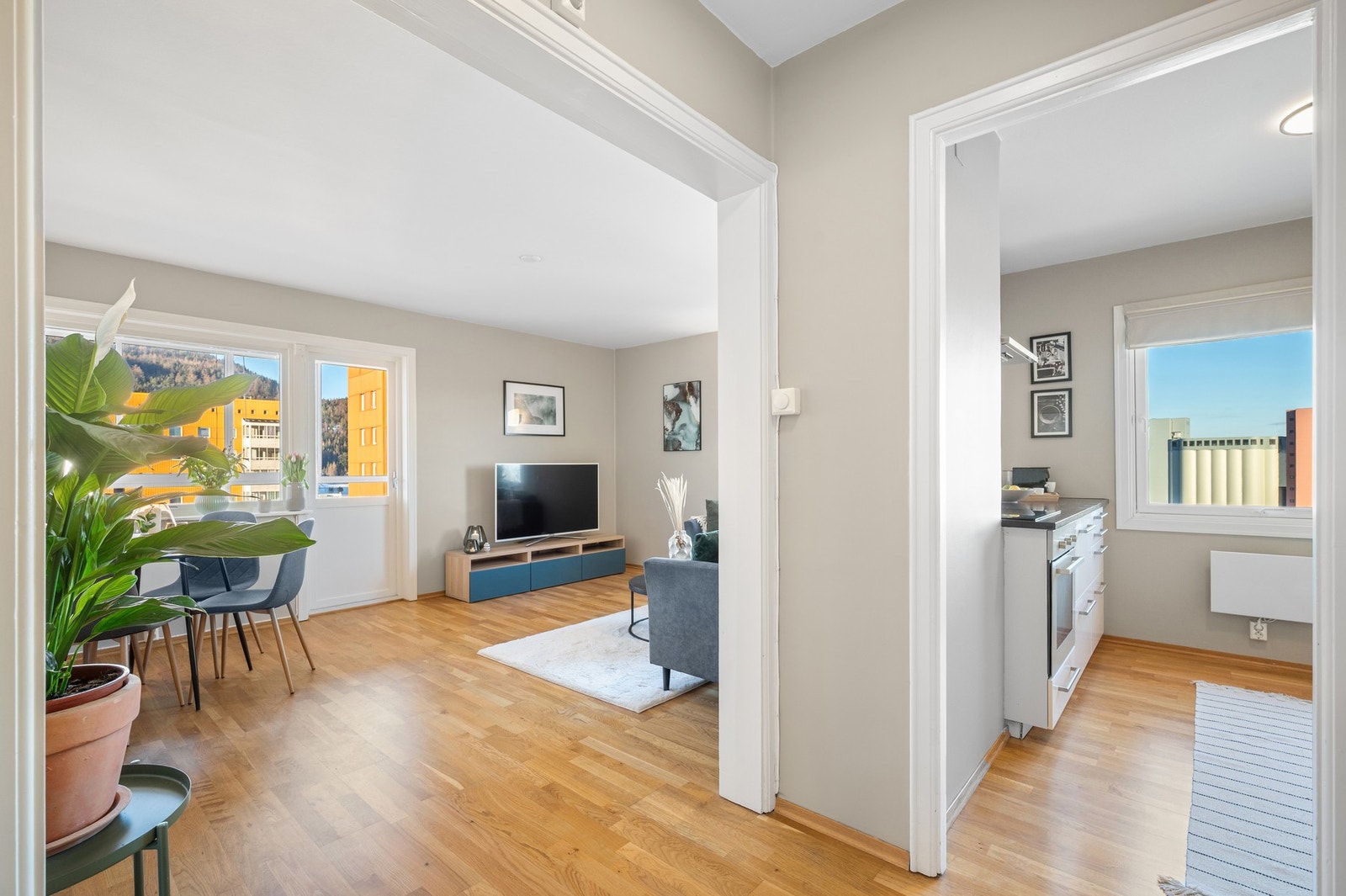 Grunnet hjørnebeliggenheten og de store vindusflatene som slipper inn mye lys, gir dette en luftig og behagelig atmosfære i hele leiligheten. Galleribilde