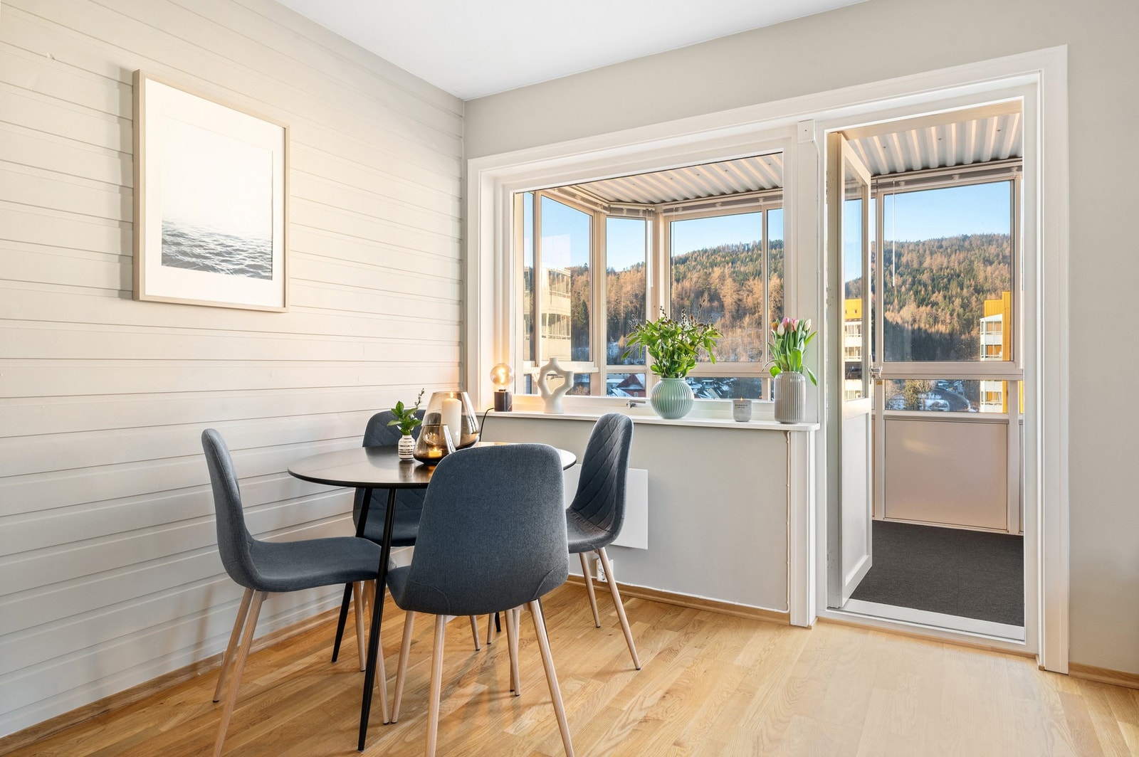 Spiseseksjonen finner sin naturlige plassering i det ene stuehjørnet. Galleribilde