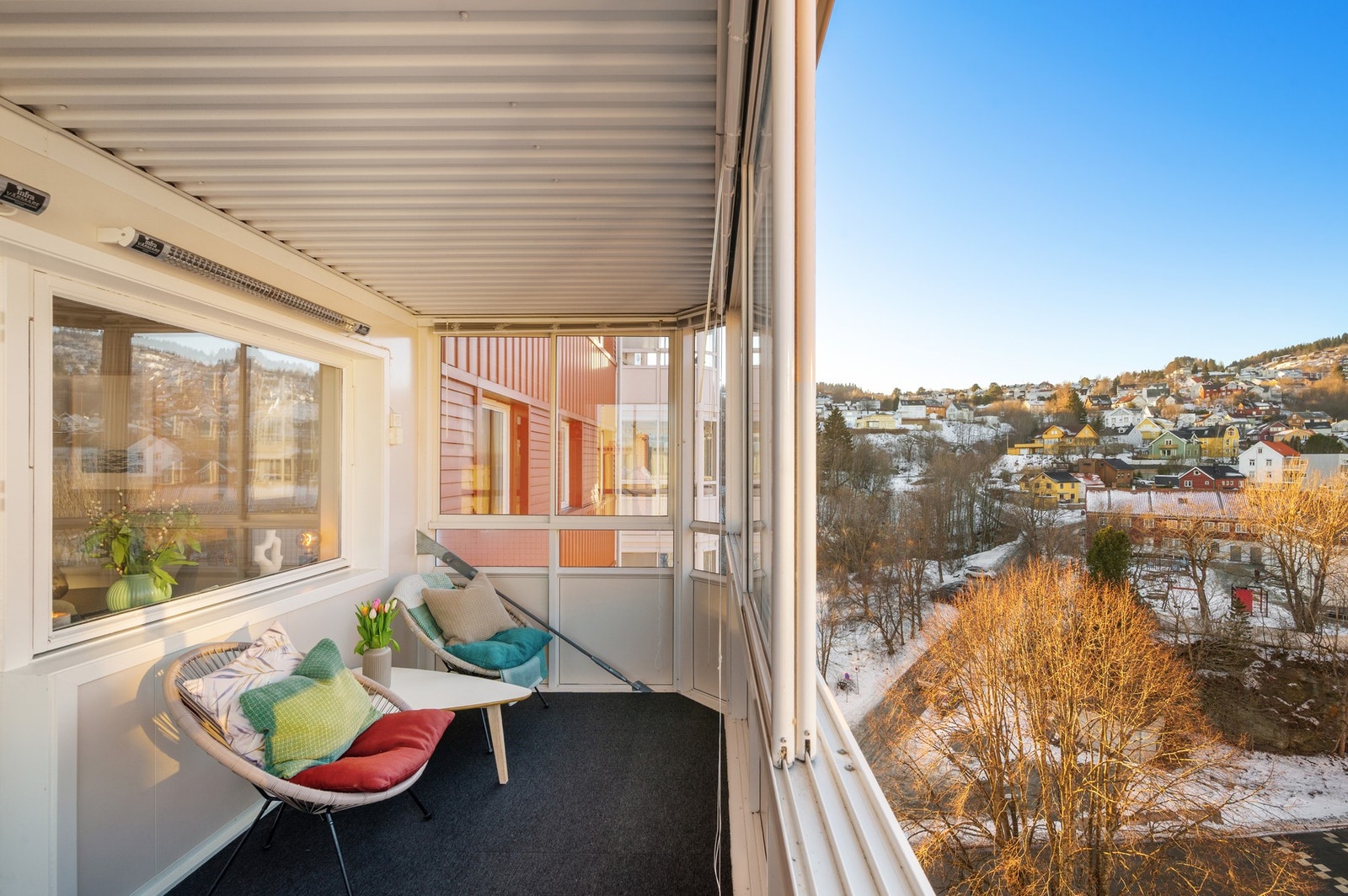 På balkongen kan man nyte gode solforhold fra tidlig ettermiddag til sen kveld på sommerstid. Galleribilde