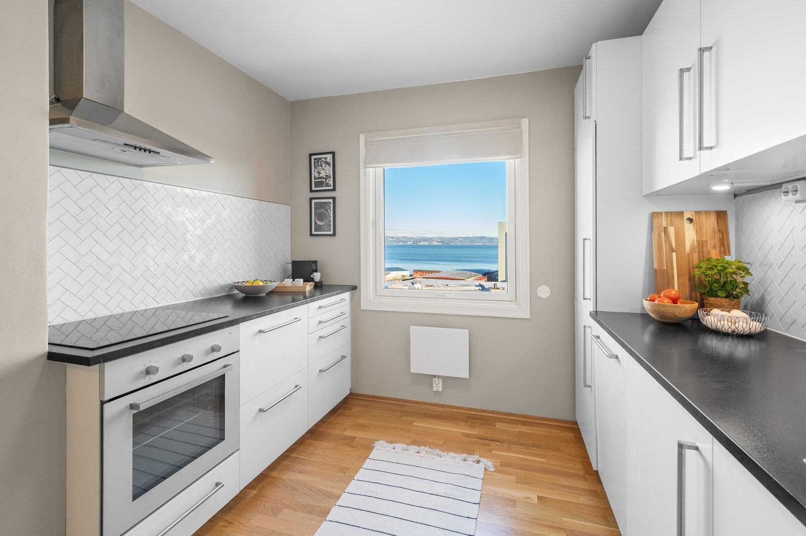 Stilrent kjøkken fra 2016 med tilstandsgrad 1 i tilstandsrapport fra takstmann. Galleribilde