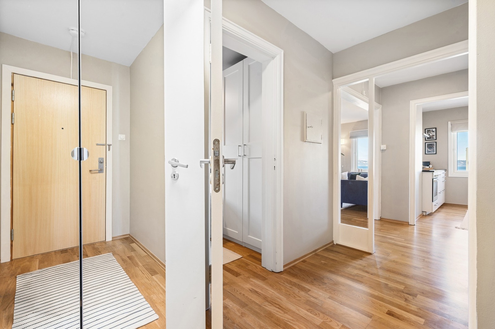 På tvers av våtrommene finner man leilighetens soverom. Galleribilde